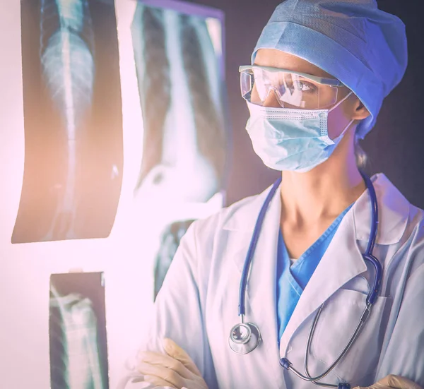 Bild Einer Attraktiven Ärztin Beim Anblick Von Röntgenbildern — Stockfoto