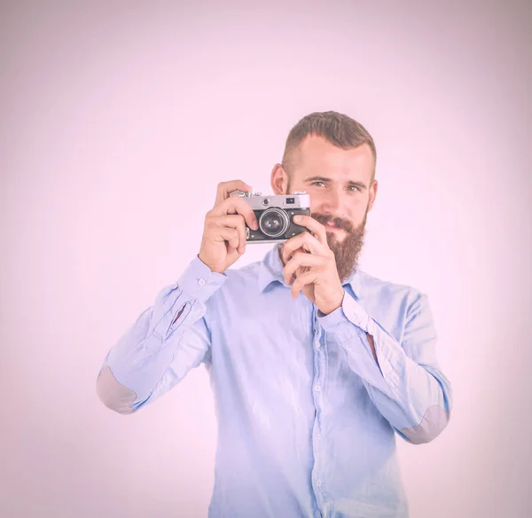 Retrato de un joven fotógrafo con cámara, aislado sobre fondo blanco — Foto de Stock