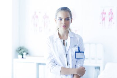 Üniformalı tıbbi bir steteskopla gülümseyen kadın doktor.