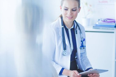 Doktor ve hasta masada otururken bir şey tartışıyorlar. İlaç ve sağlık hizmetleri kavramı