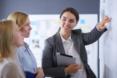 İş, eğitim ve ofis konsepti - yönetim kurulu ile iş ekibi bir şey tartışıyor.