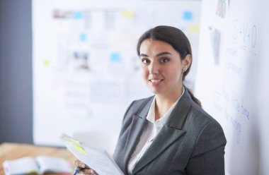 İş, eğitim ve ofis konsepti - yönetim kurulu ile iş ekibi bir şey tartışıyor.