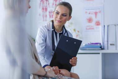 Doktor ve hasta masada otururken bir şey tartışıyorlar. İlaç ve sağlık hizmetleri kavramı