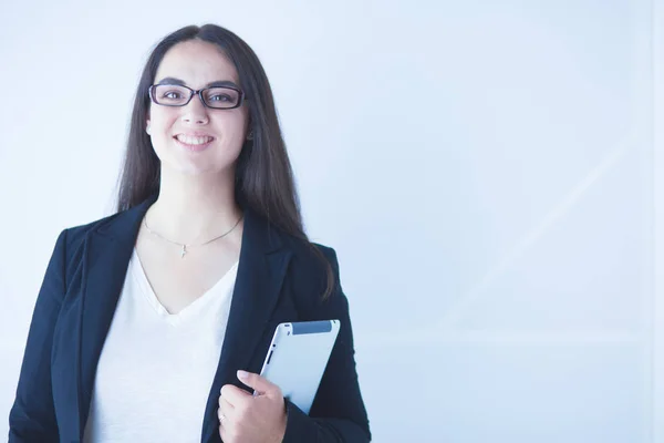Porträtt av leende ung affärskvinna med digital tablett i hennes händer. — Stockfoto