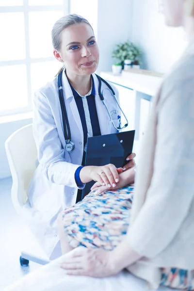 Doctor y paciente discutiendo algo mientras están sentados en la mesa. Concepto de medicina y salud — Foto de Stock