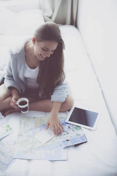 Avslappnad Ung Kvinna Sitter Sängen Med Kopp Kaffe Och Digital — Stockfoto