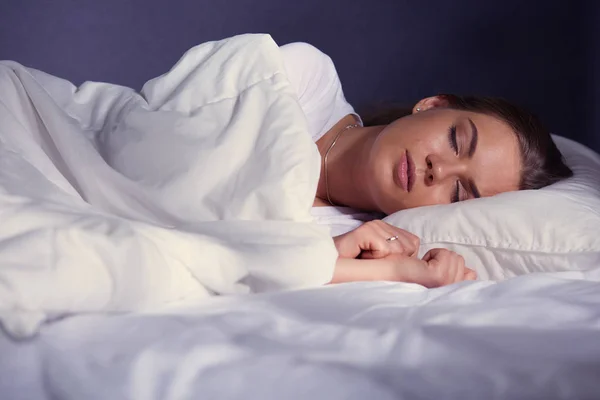 Bella giovane donna bionda che dorme a letto — Foto Stock