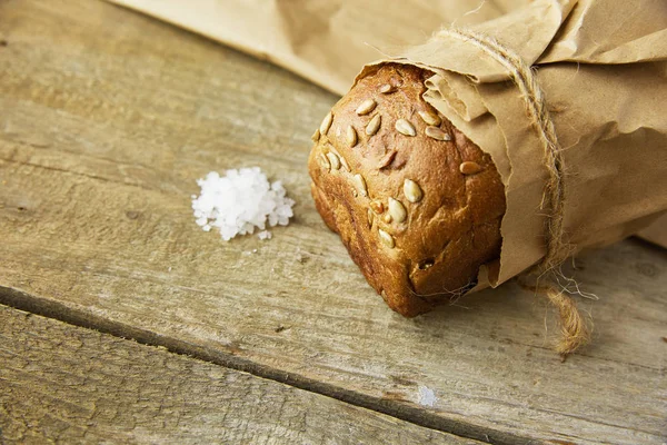 Pekárna - zlaté rustikální křupavé bochníky chleba — Stock fotografie