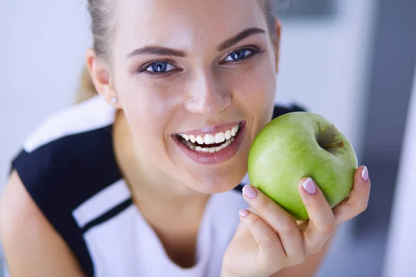 Close up portrait of healthy smiling woman with green apple. — Stock Photo, Image