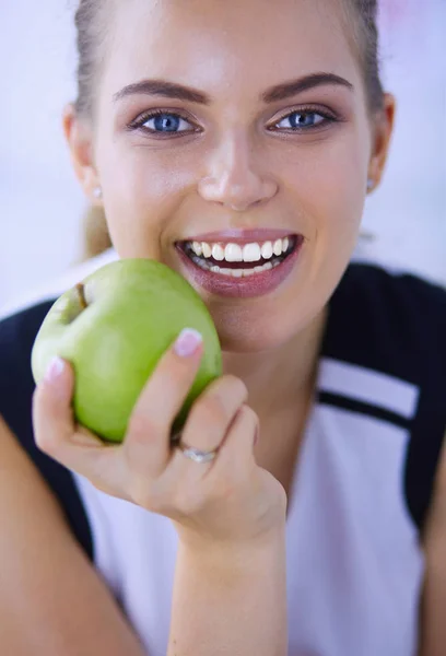 Close up portrait of healthy smiling woman with green apple. — Stock Photo, Image