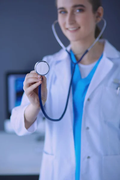 Gros plan des mains des médecins tenant un stéthoscope à la clinique. — Photo