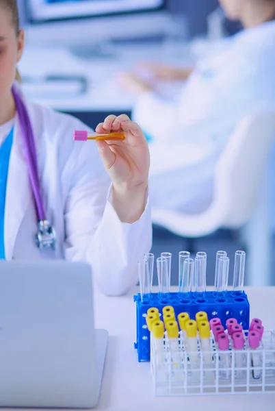 Assistente di laboratorio che tiene la provetta. — Foto Stock