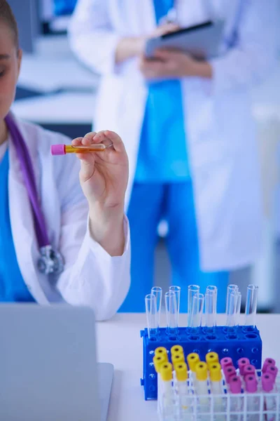 Dos doctoras jóvenes en el laboratorio médico con pruebas. —  Fotos de Stock