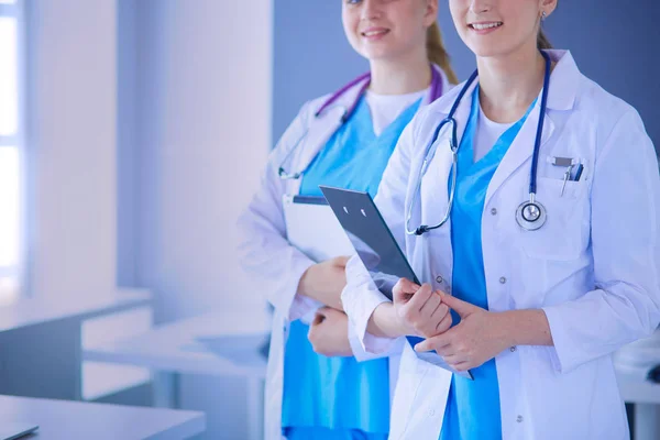 Cultivado brote de dos médicos jóvenes mujer con estetoscopio . — Foto de Stock