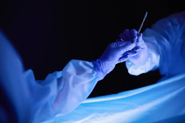 Gesneden foto van scalpel genomen artsen uitvoeren van chirurgie. — Stockfoto