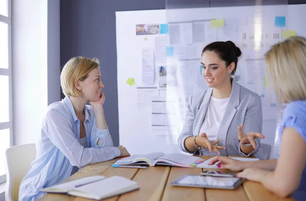 Jongeren studeren met boeken op hun bureau. Mooie vrouwen en mannen die samenwerken. — Stockfoto