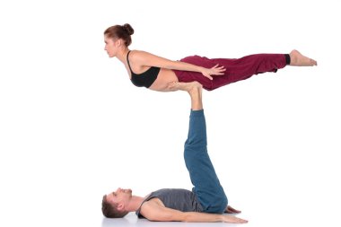Genç atletik çift pratik acroyoga. Çiftinde Dengeleme.