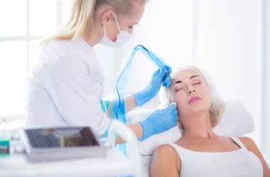 Kaşlar için kalıcı makyaj. Güzellik salonunda kalın kaşlı güzel bir kadın..