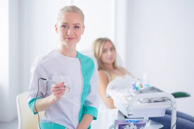 Kaşlar için kalıcı makyaj. Güzellik salonunda kalın kaşlı güzel bir kadın..