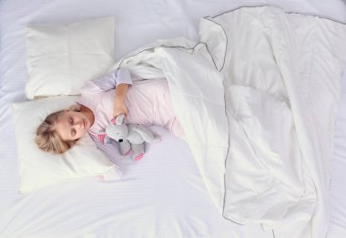 Güzel bir kadın yüzü beyaz stüdyoya yakın.