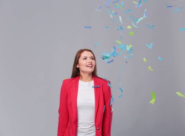 Konfeti kutlama parti güzel mutlu kadın. Doğum günü veya yeni yıl arifesi kavramı kutlama.