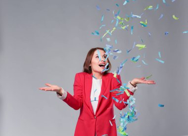 Konfeti kutlama parti güzel mutlu kadın. Doğum günü veya yeni yıl arifesi kavramı kutlama.