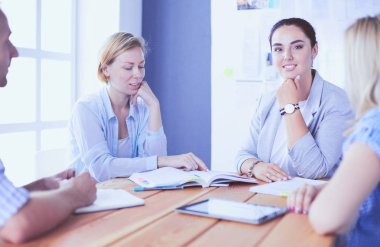Masada kitaplarla çalışan gençler. Güzel kadınlar ve erkekler birlikte çalışıyor..