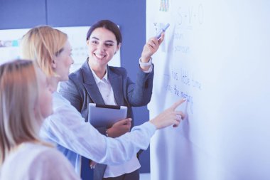 İş, eğitim ve ofis konsepti - yönetim kurulu ile iş ekibi bir şey tartışıyor.