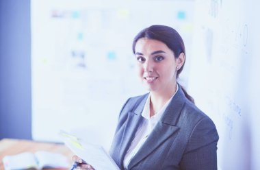 İş, eğitim ve ofis konsepti - yönetim kurulu ile iş ekibi bir şey tartışıyor.