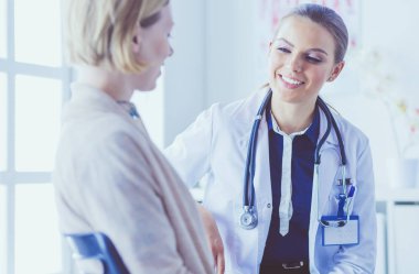 Doktor ve hasta masada otururken bir şey tartışıyorlar. İlaç ve sağlık hizmetleri kavramı