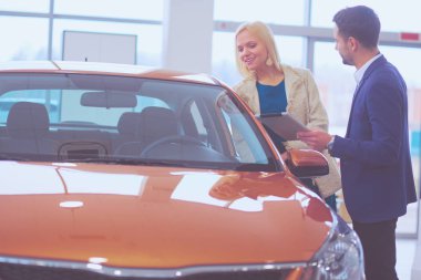 yatakta uyuyan güzel genç sarışın kadın