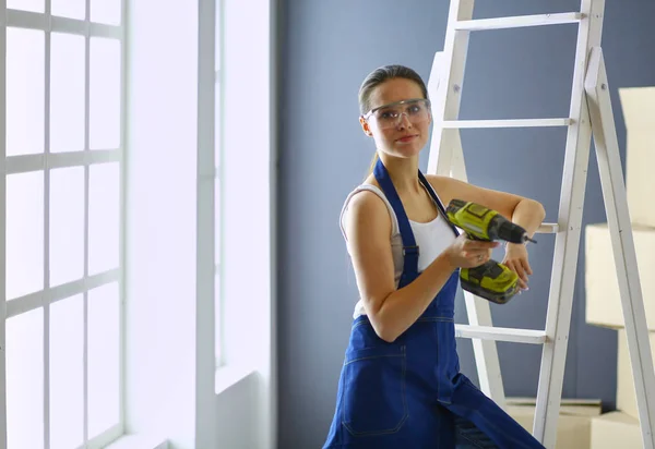 Retrato de mulher jovem enquanto está de pé novo apartamento  . — Fotografia de Stock