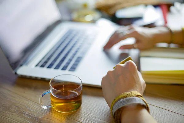 Jonge vrouw op een koffiepauze of genieten van de koffie-break, Met behulp van laptop computer. — Stockfoto
