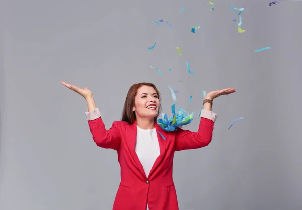 Hermosa mujer feliz en la fiesta de celebración con confeti. Cumpleaños o Nochevieja celebrando el concepto . —  Fotos de Stock