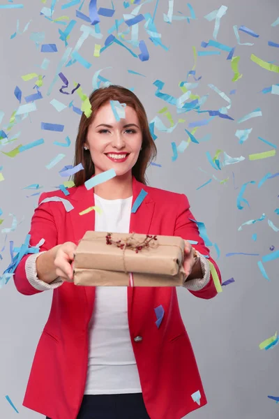 Mooie gelukkige vrouw met de doos van de gift op feest feestje met confetti. Verjaardag of nieuwe jaar vooravond vieren concept — Stockfoto