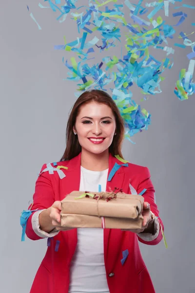 Mooie gelukkige vrouw met de doos van de gift op feest feestje met confetti. Verjaardag of nieuwe jaar vooravond vieren concept — Stockfoto