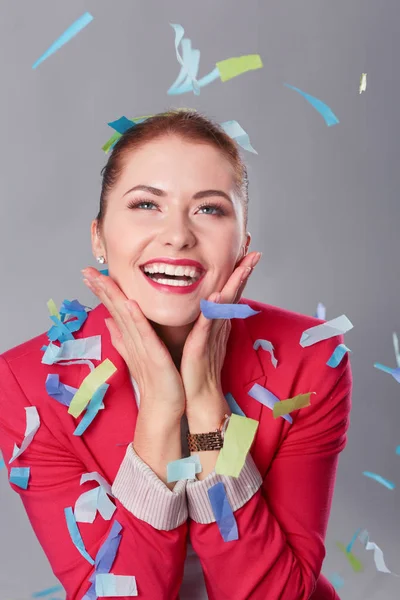 Portreit mooie gelukkige vrouw op feest feestje met confetti. Verjaardag of nieuwe jaar vooravond vieren concept. — Stockfoto