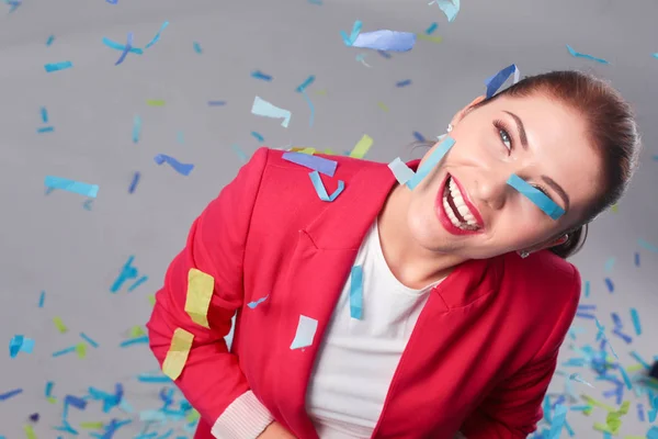 Portreit schöne glückliche Frau bei Feier mit Konfetti. Geburtstag oder Silvester feiern Konzept. — Stockfoto