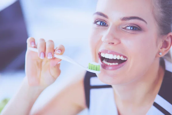 Joven chica bonita manteniendo la higiene bucal con cepillo de dientes . — Foto de Stock