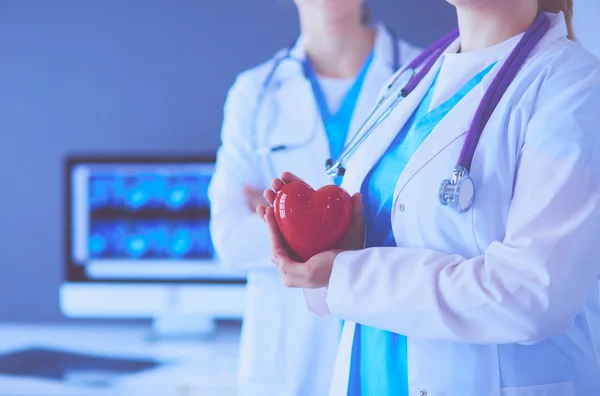 Vágott lövés két fiatal orvos nő sztetoszkóppal a kezében szív. — Stock Fotó