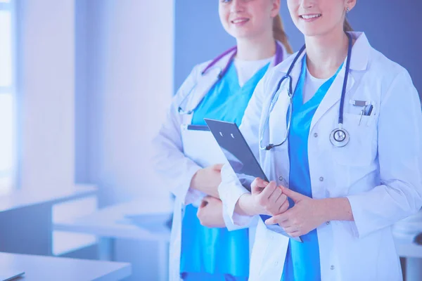 Cultivado brote de dos médicos jóvenes mujer con estetoscopio . — Foto de Stock