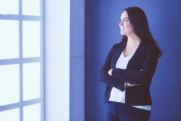 Mujer de negocios moderna de pie en la oficina . — Foto de Stock