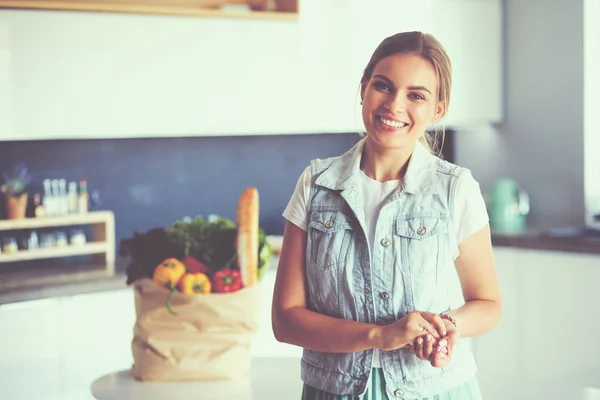 Junge Frau hält Einkaufstasche mit Gemüse in der Hand. — Stockfoto