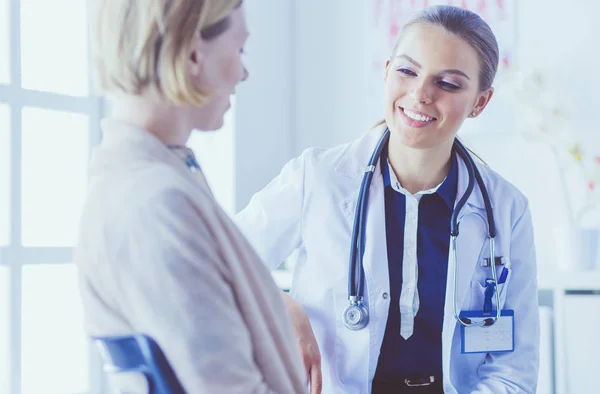 Doctor y paciente discutiendo algo mientras están sentados en la mesa. Concepto de medicina y salud — Foto de Stock