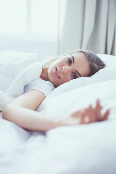 Yatakta uyuyan güzel genç sarışın kadın — Stok fotoğraf