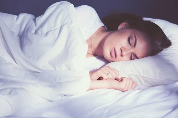 Красивая молодая блондинка спит в постели — стоковое фото