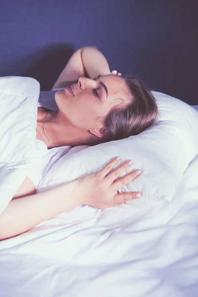 ベッドで眠っている美しい若いブロンドの女性 — ストック写真