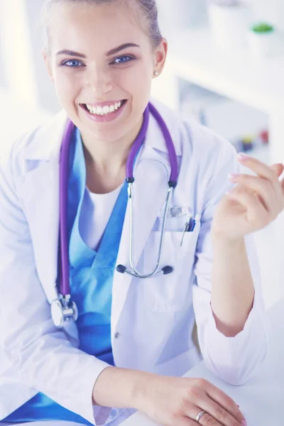 Gros plan Portrait de femme médecin amicale avec stéthoscope et tablette dans les mains. — Photo