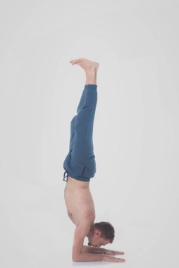 Pratik Yoga bir genç adam. Yoga. Yoga eğitmeni