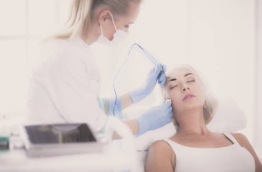 Kaşlar için kalıcı makyaj. Güzellik salonunda kalın kaşlı güzel bir kadın..